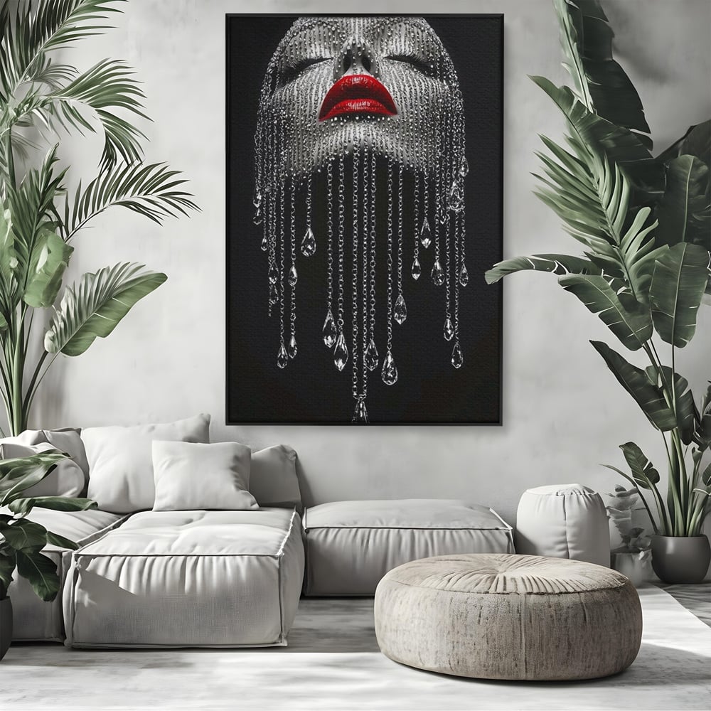 Tablou canvas cu tablou portret femeie cu cristale si buze rosii, in rama de aluminiu negru, pe perete intr-un living
